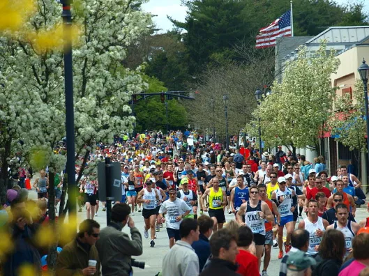 Boston_Marathon_2010_in_Wellesley